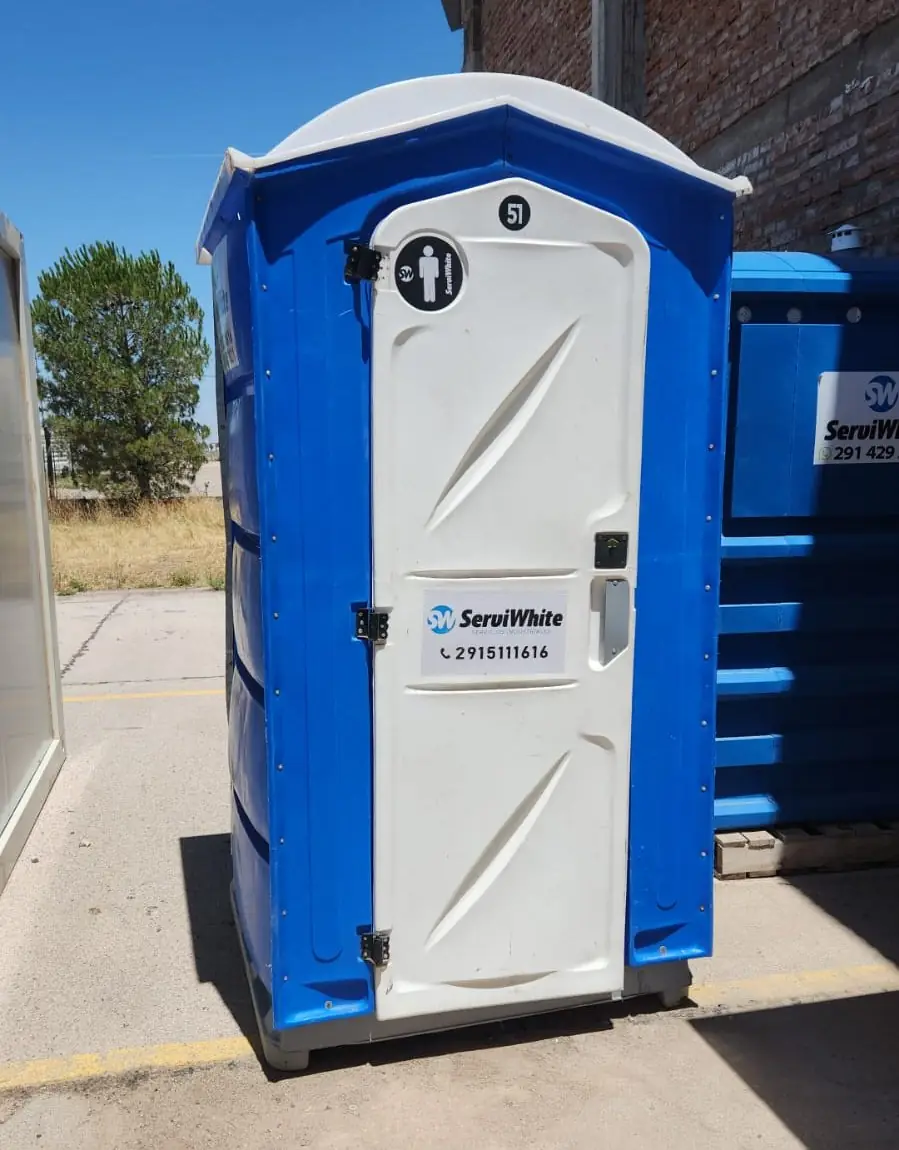 Baño químico azul y blanco de Serviwhite con indicador de libre y ocupado en la puerta