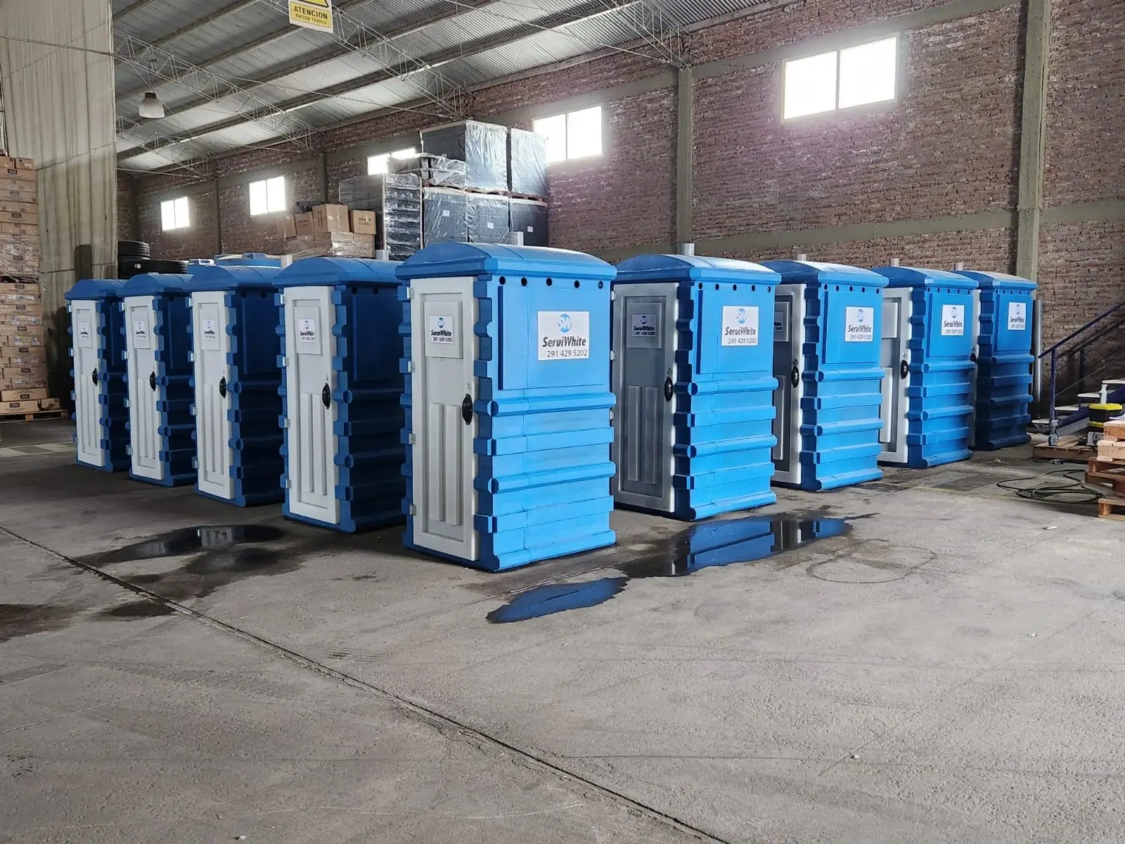 Baños químicos azules Serviwhite limpios y listos para entregar en el depósito