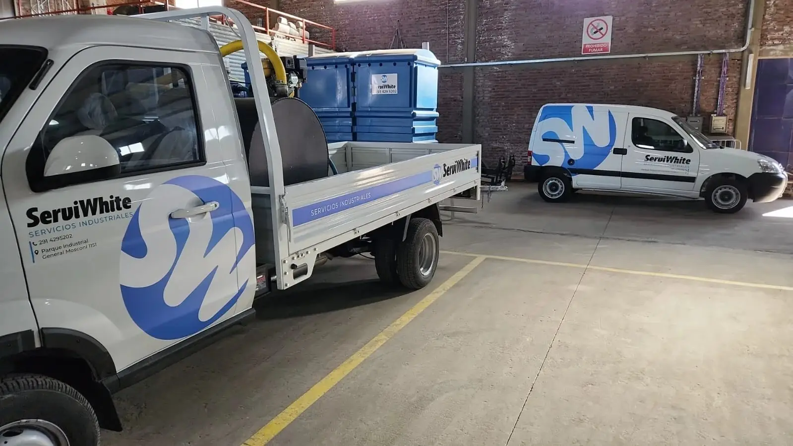 Camioneta con tanque de limpieza y utilitario de Serviwhite en el galpón