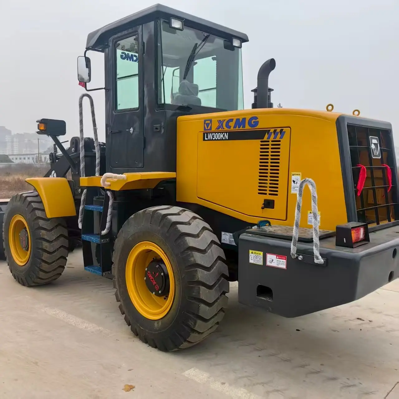 Pala cargadora XCMG LW300KN amarilla y negra vista de tres cuartos, con cabina cerrada