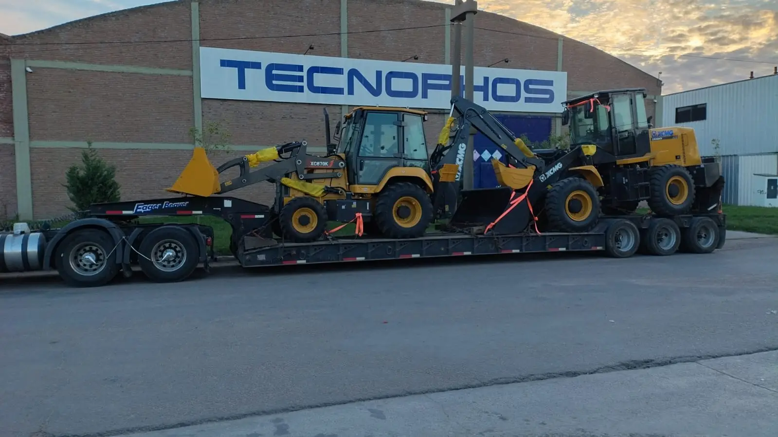 Retroexcavadora XCMG XC870K y pala cargadora XCMG sobre un carretón