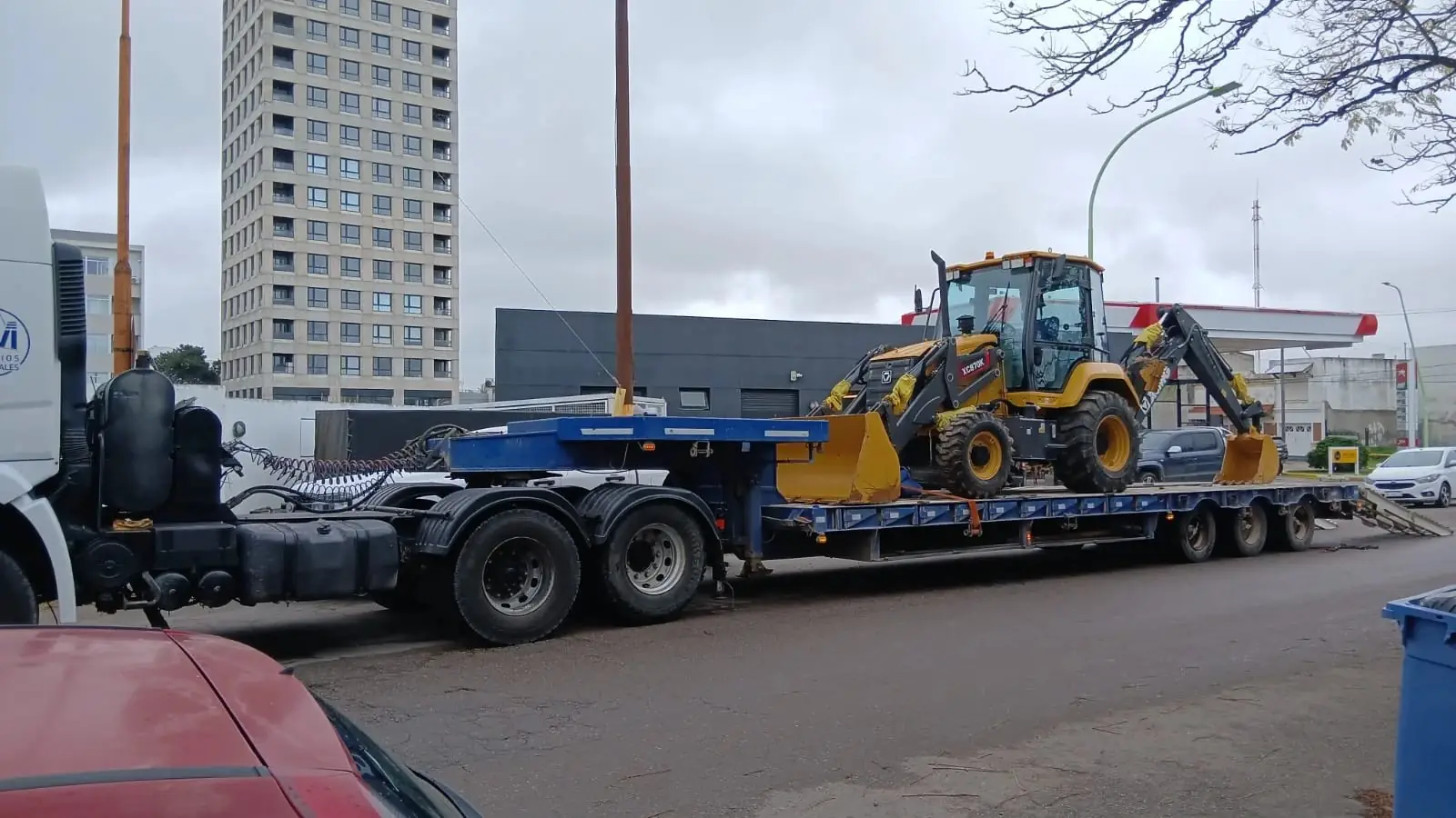 Retroexcavadora XCMG XC870K sobre carretón en una calle de Bahía Blanca