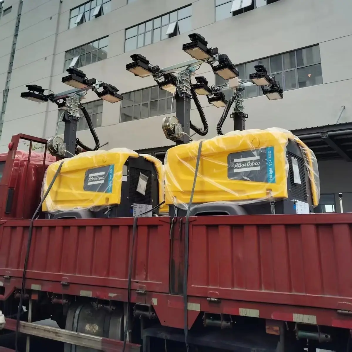 Torres de iluminación Atlas Copco HiLight V5+ NEO nuevas, cargadas en un camión para el envío