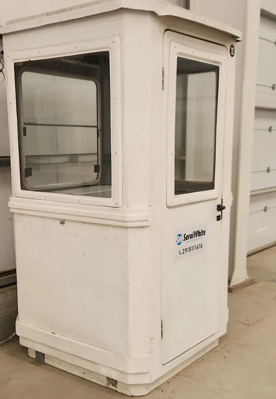 Garita de seguridad de Serviwhite vista de costado, con ventanas en dos lados