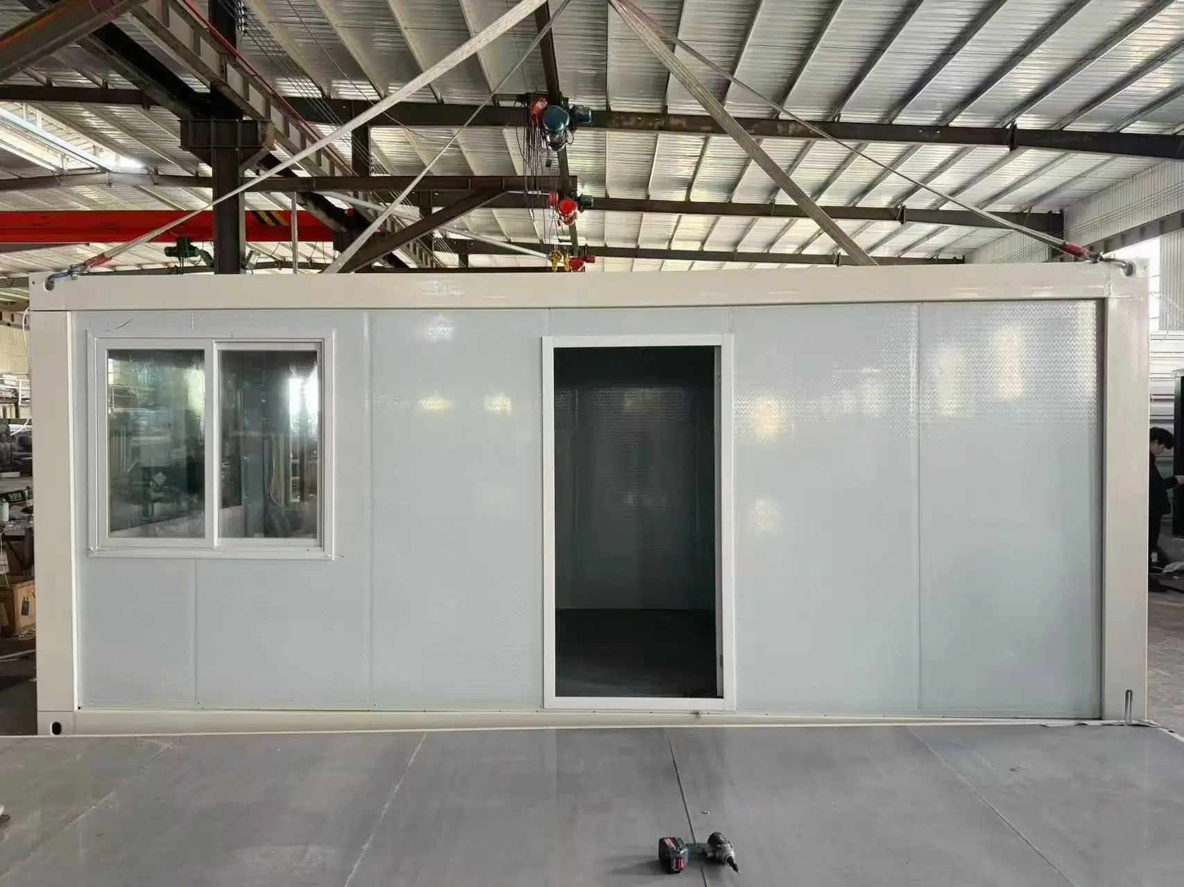 Módulo de control terminado en fábrica, con ventana corrediza y puerta