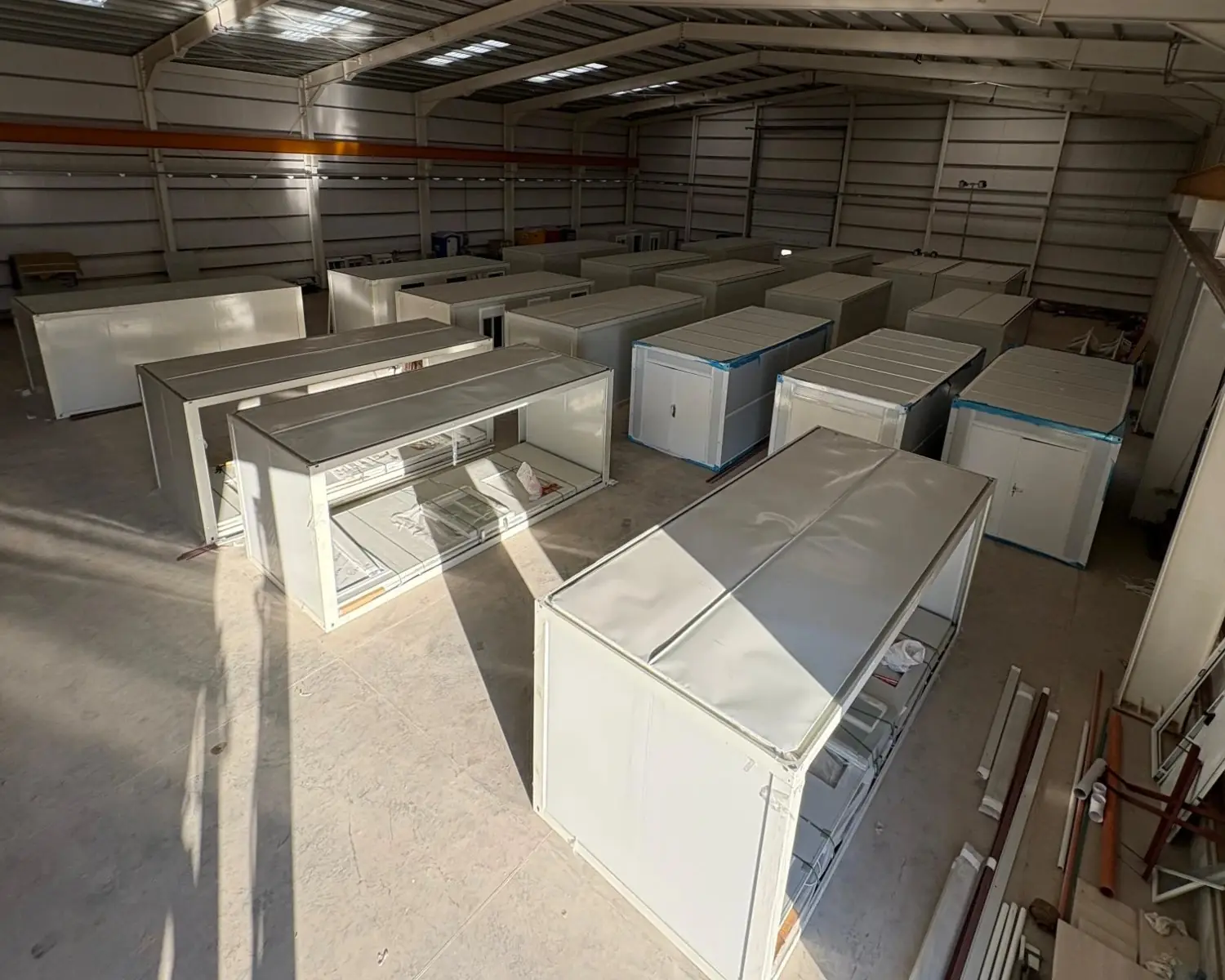 Módulos plegados y en armado dentro del galpón de Serviwhite